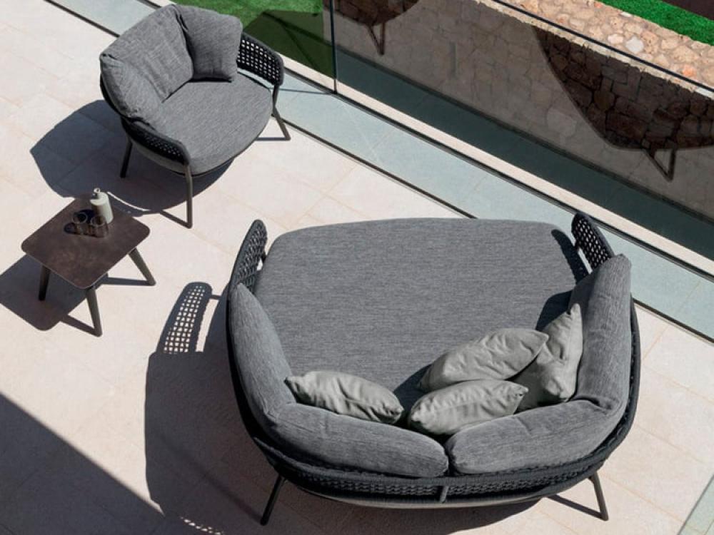 كرسي استرخاء خارجي على الطراز الإسكندنافي (نورديك)