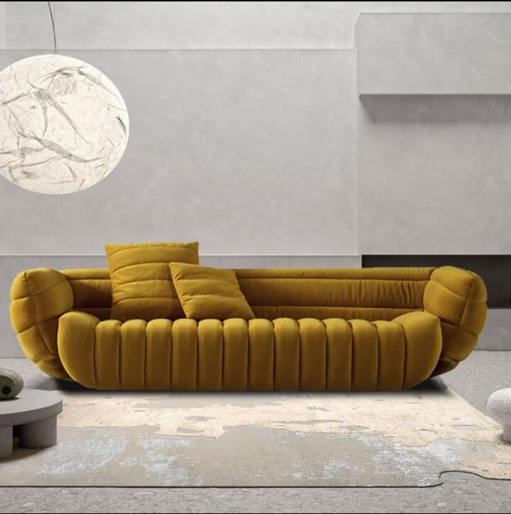 كنبة بتصميم فني ناعم من المخمل الفاخر