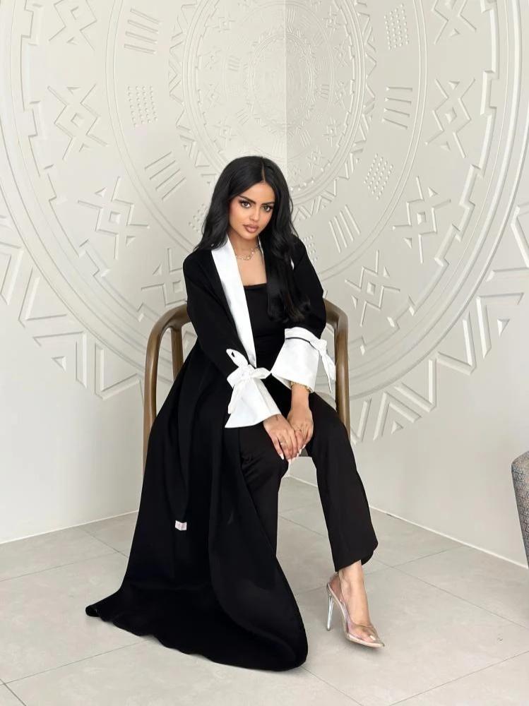 عباية كريب ملكي أسود فاخر.