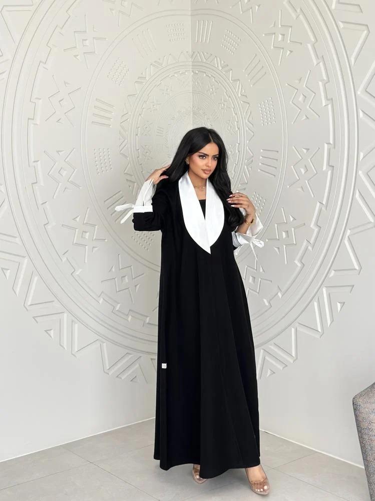 عباية كريب ملكي أسود فاخر.