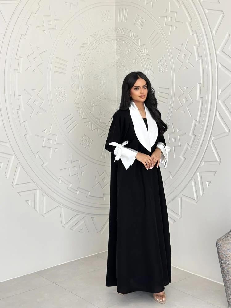 عباية كريب ملكي أسود فاخر.