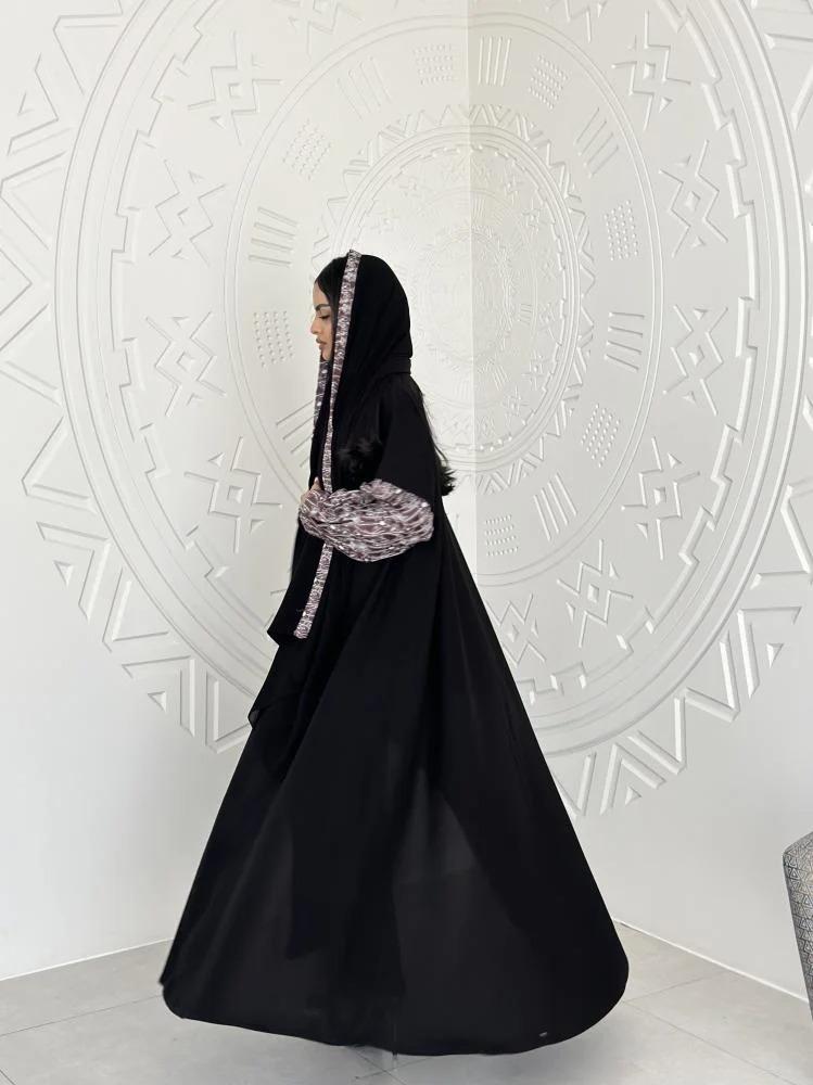 عباية كريب كتان أسود فاخر.