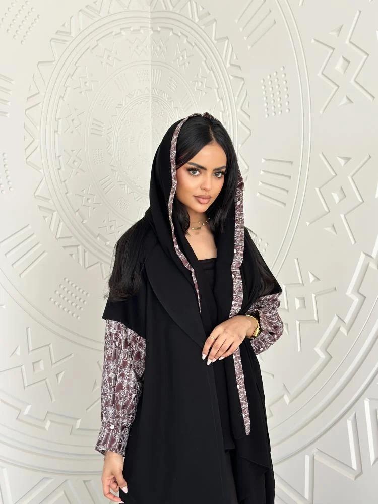 عباية كريب كتان أسود فاخر.