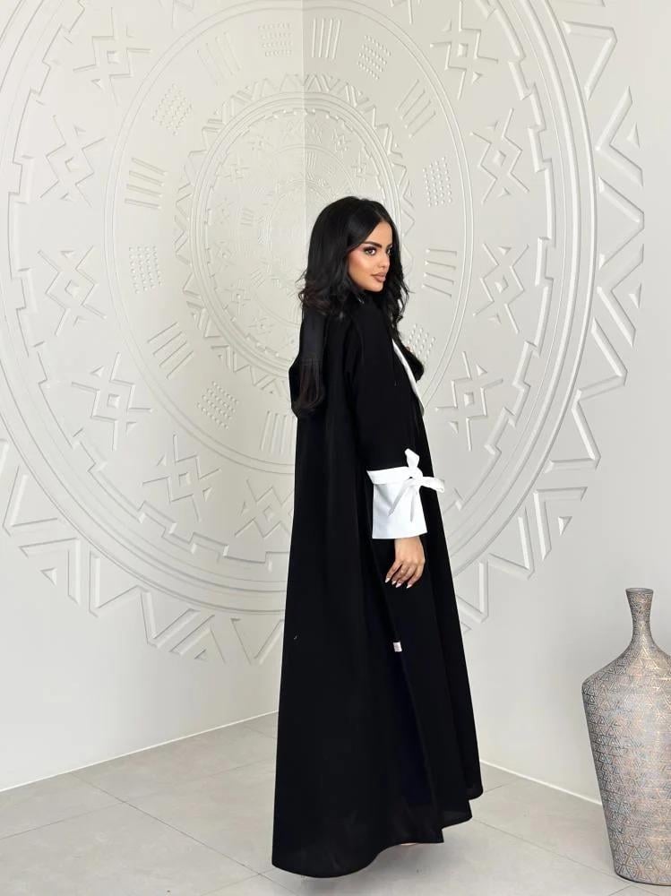 عباية كريب ملكي أسود فاخر.