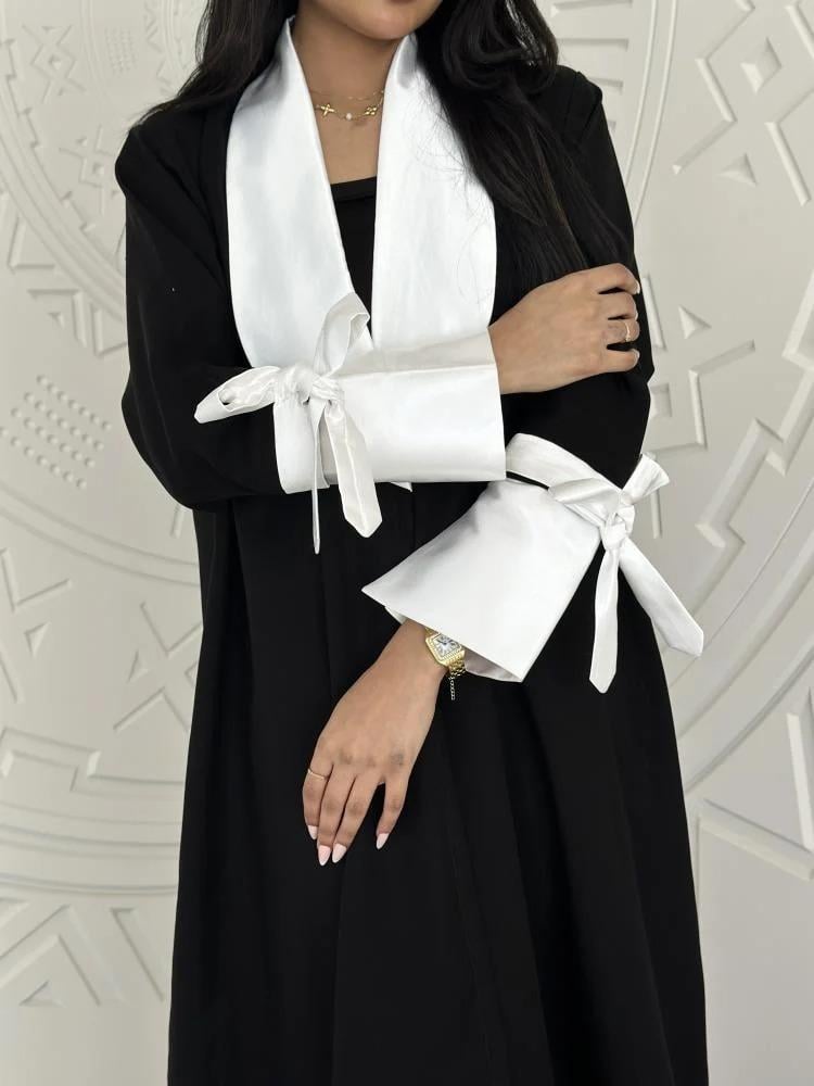 عباية كريب ملكي أسود فاخر.