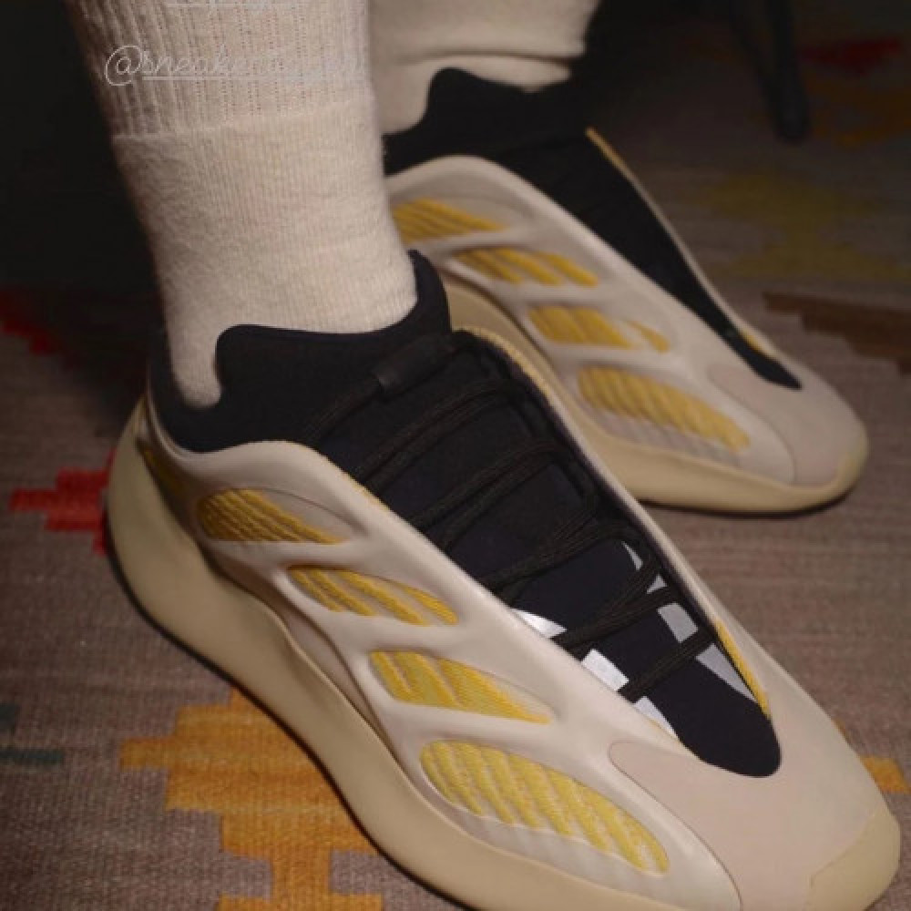 Immediate Delivery Adidas Yeezy 700 V3 Safflower