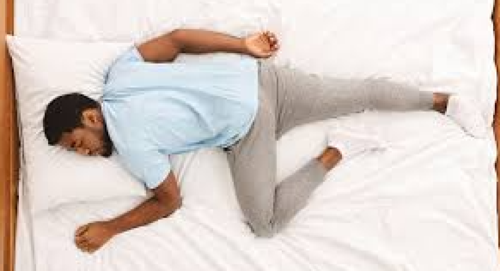 النوم على البطن والجانب الأيسر مكروه: الأسباب الصحية والدينية