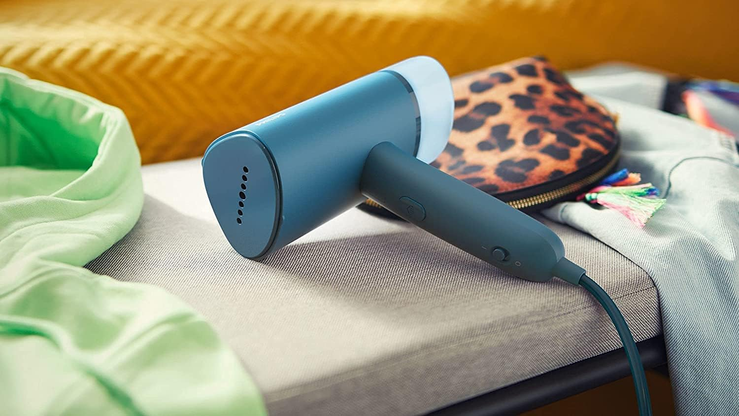 فيليبس مكواة بخار محمولة سلسلة 3000 - 1000 واط بخار مستمر 20 غرام/دقيقة طول السلك 2 متر 100 مل مدمجة وقابلة للطي ازرق