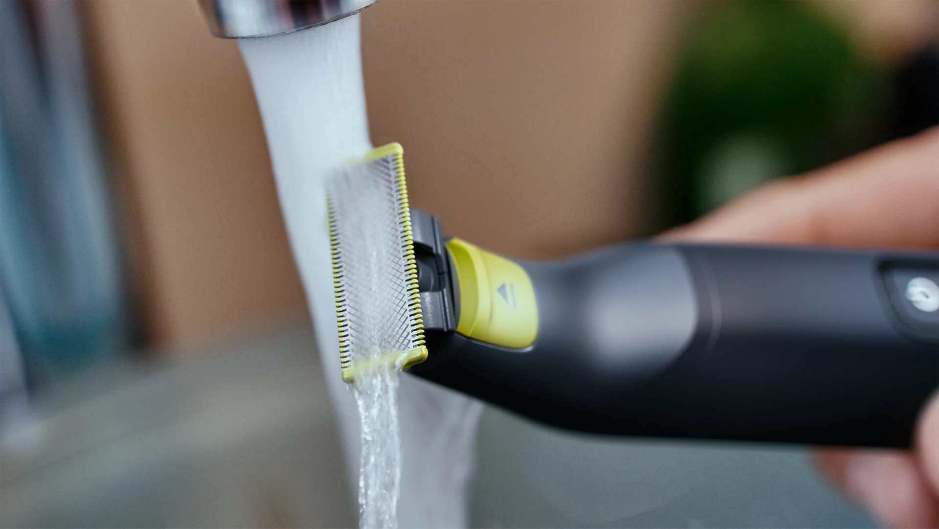 Philips OneBlade Pro Wet & Dry Use Trim Edge & Shave Any Length of Hair 12 Length Precision Comb Dual Sided Blade 90min Cordless Use Black