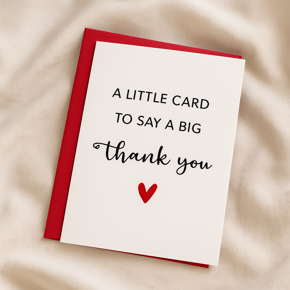 بطاقة شكر بتصميم أبيض وعبارة Thank You مع قلب أحمر وظرف أحمر