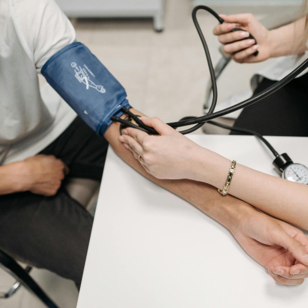 دليل ضبط ضغط الدم: الأعراض، الوقاية وأفضل أجهزة القياس | متجر الباحثون