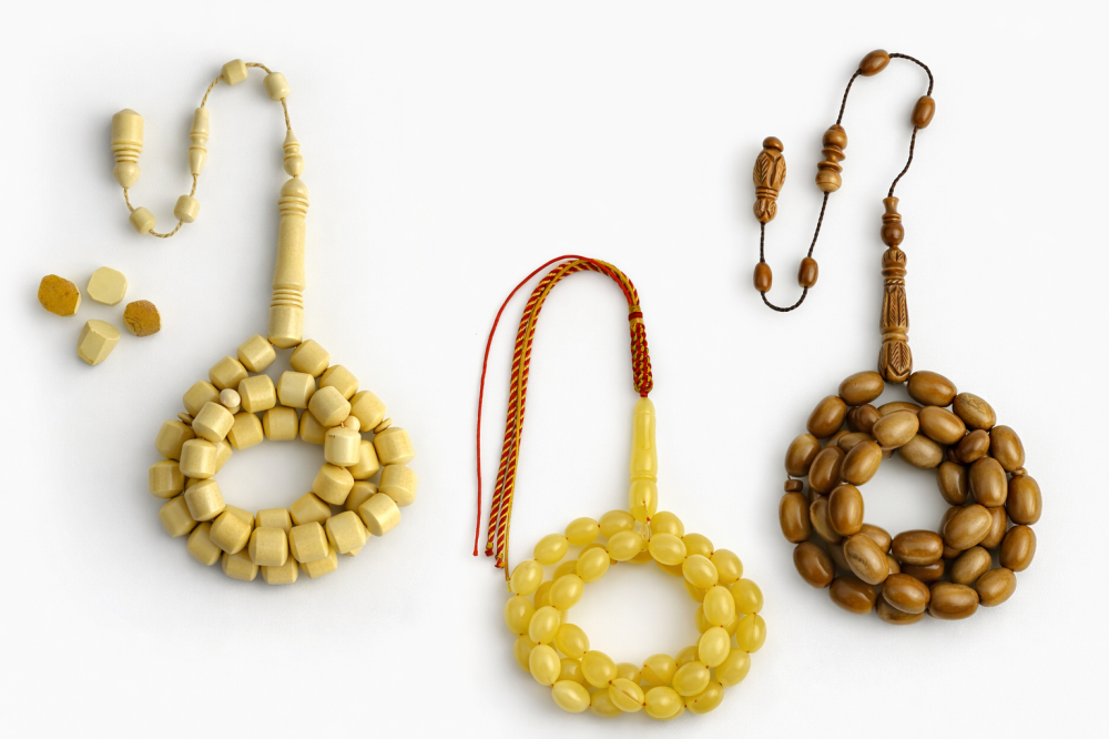 الفرق بين السبح الطبيعية والسبح المصنّعة: فهم الخامات والقيمة الحقيقية