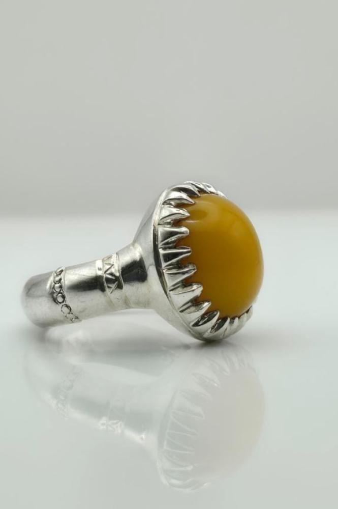 خاتم كهرمان طبيعي صياغة ملكية ناعمة