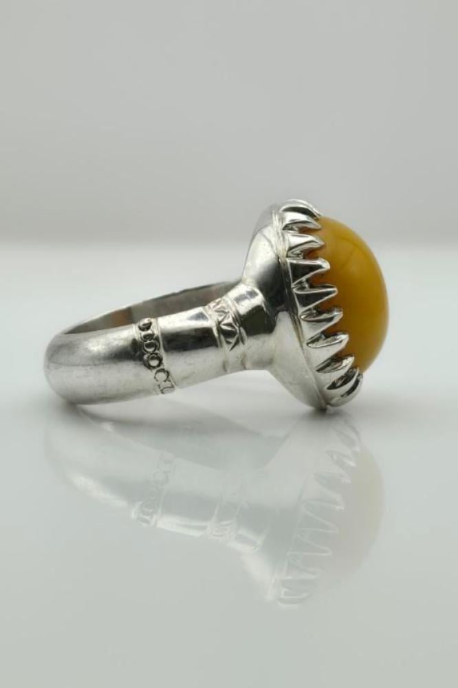 خاتم كهرمان طبيعي صياغة ملكية ناعمة