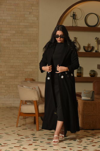 عباية سوداء شك
