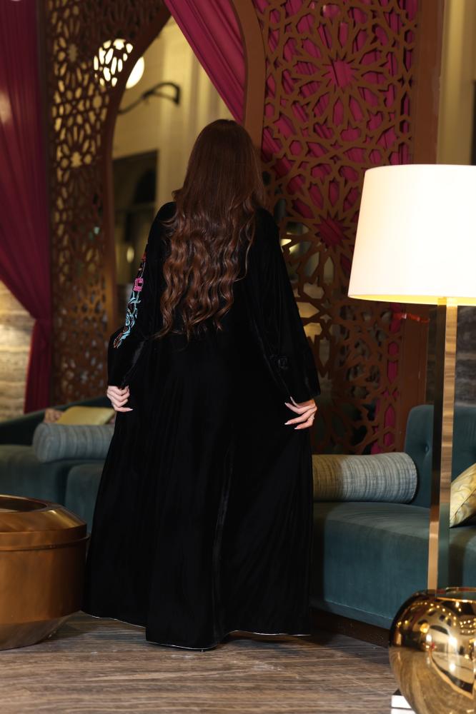 جلابيه مخمل بتطريز كمبيوتر بالكتف