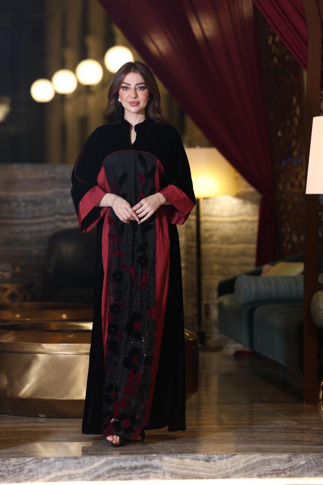 جلابية مخمل شتوية اسود مع عودي مطرزة