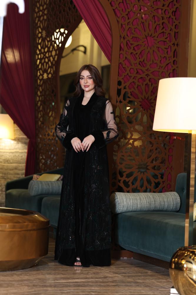 جلابية مخمل أسود مطرزة