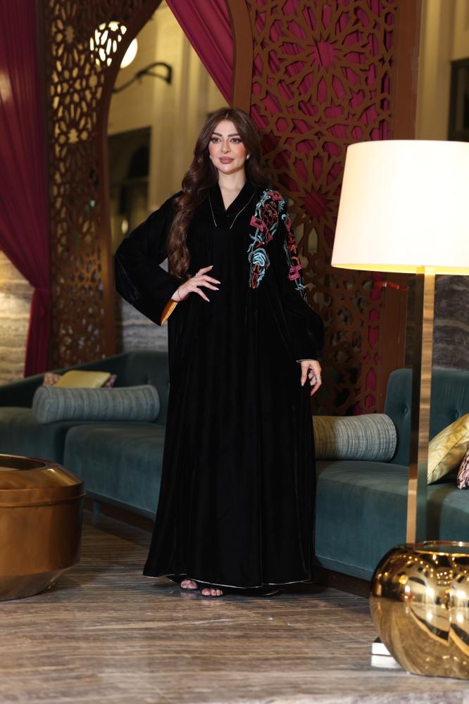 جلابيه مخمل بتطريز كمبيوتر بالكتف