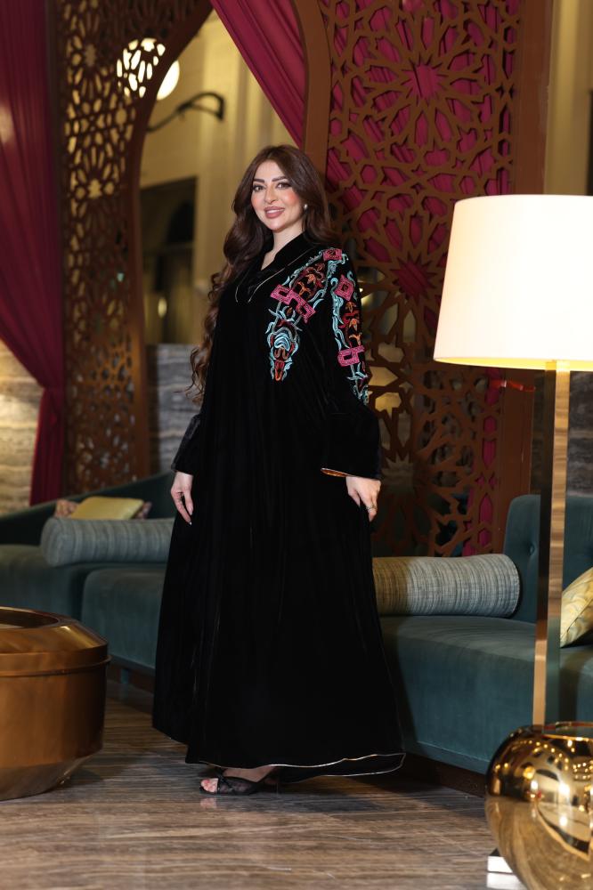 جلابيه مخمل بتطريز كمبيوتر بالكتف