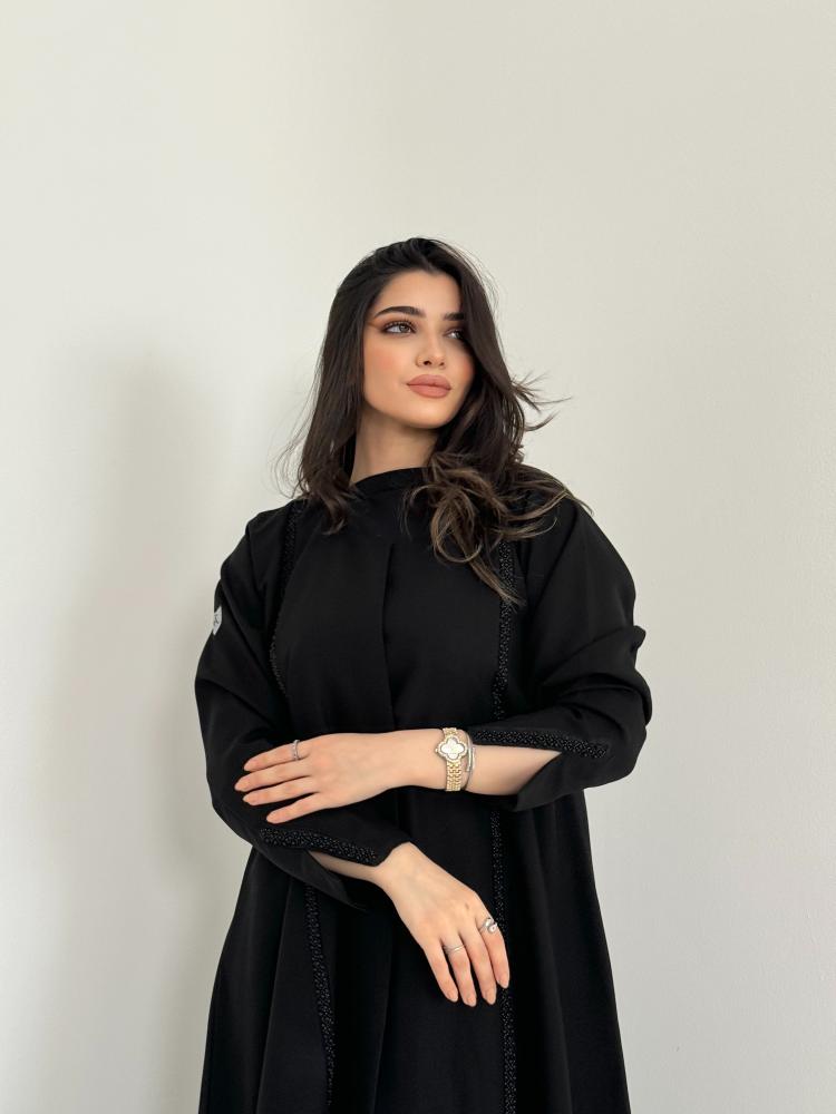عباية سوداء انيقه