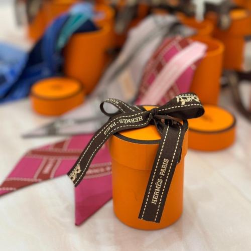توزيعات سكارف مع بوكس اسطواني مغلف من هيرمز Hermès