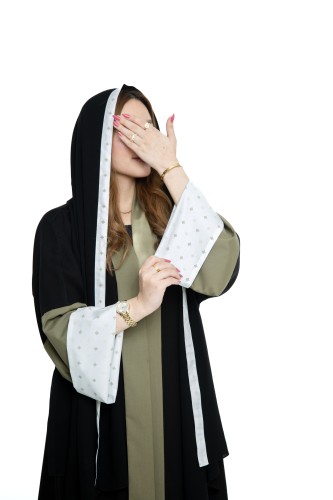 عباية نص كلوش من الكريب وتدخيلات من القطن الزيتي و...