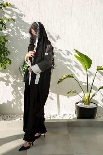 عباية من السيراميك والجوخ وتدخيلات من القطن الأبيض