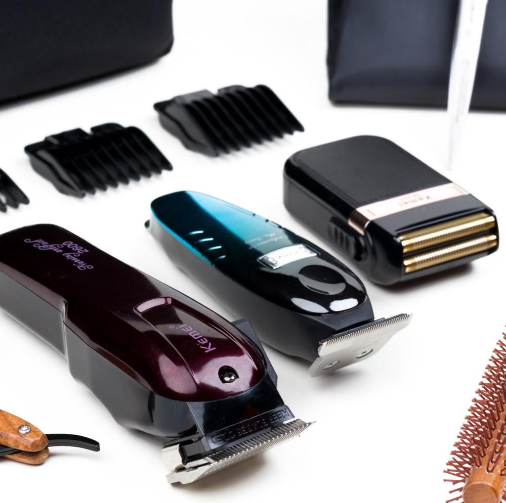 شنطة حلاقة من ثري ( مع جميع المكائن)