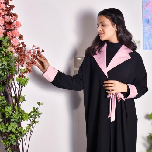 عبايه لف بقصة بليزر بياقه وردية وربطة اغلاق