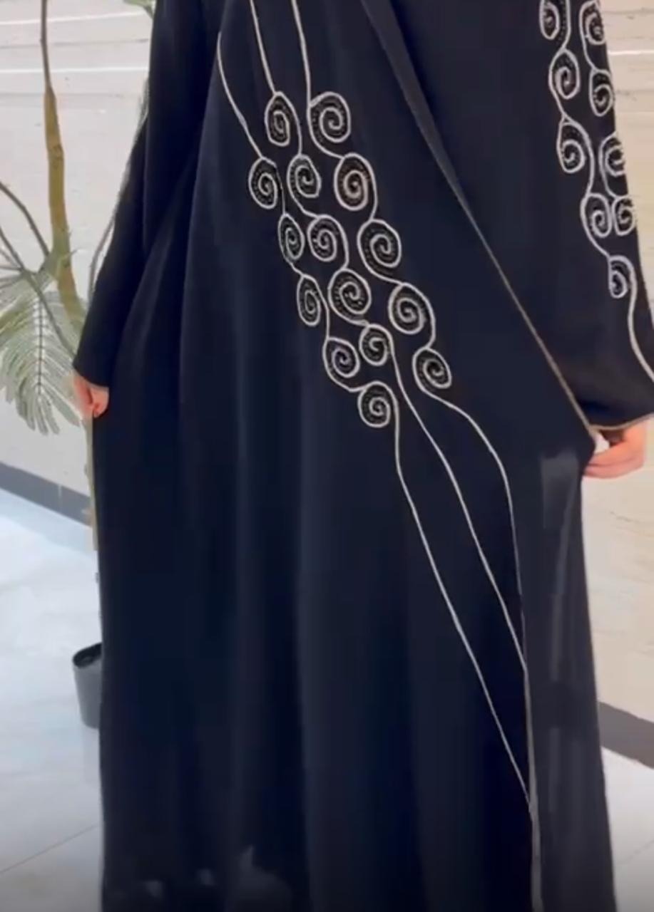 عباية بتطريز ابيض