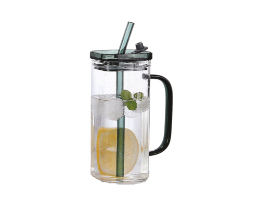 كوب زجاج مع مصاص