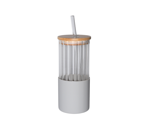 كوب زجاج مع مصاص