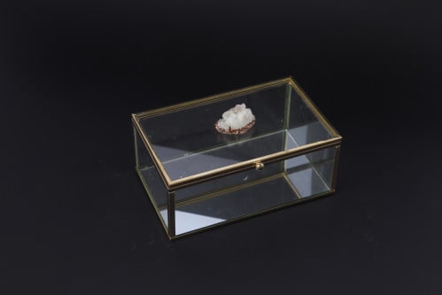 صندوق زجاج لحفظ الذهب والمجوهرات