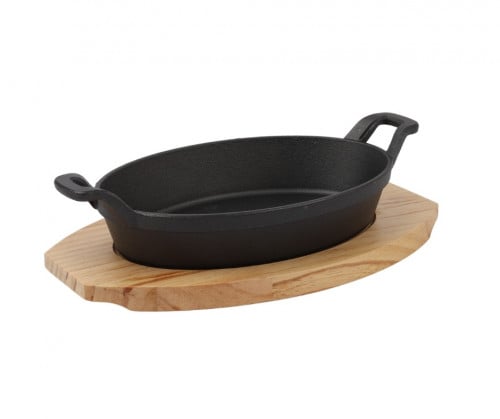 مقلاة حديد مع قاعدة خشب