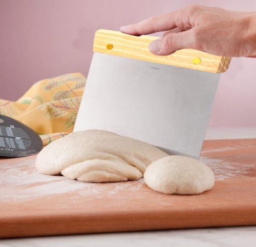 قطاعة معجنات ستيل مزودة بمقبض خشبي