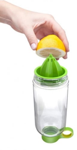عصارة حمضيات يدوية مع كوب للشرب