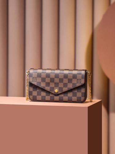 لوي فيتون Félicie Pochette
