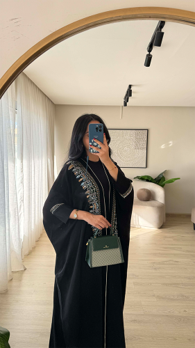 عباية عملية للعيد بشت بتطريز كمبيوتر ملون