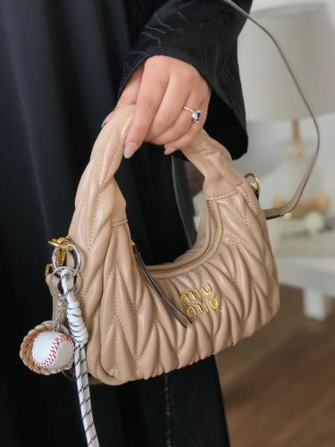 حقيبة ميو ميو الوان