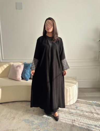 عباية كريب اسود مع اكمام مطرزه