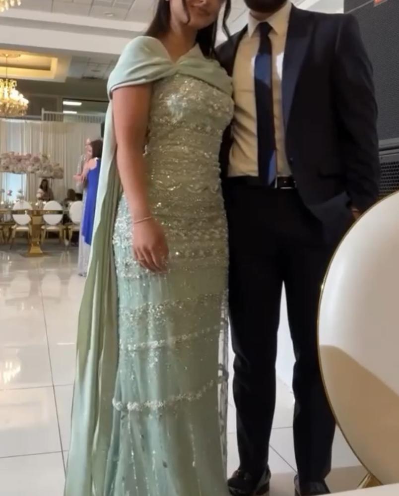 فستان سهره طويل  خامه باربي عل تل مرصع بالكرستال +الذيل تفته