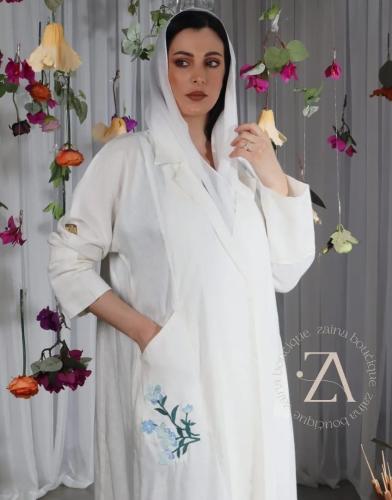 عباية لنن أبيض، تطريز أزرق