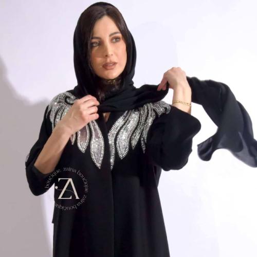 عباية صالونه ياباني سوداء بتطريز فضي يجميع بين الف...