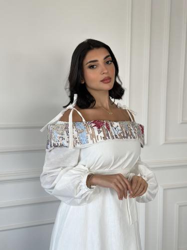 ثوب ابيض مع تطريز