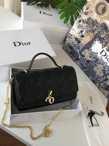 حقيبة يد أنيقة من Dior