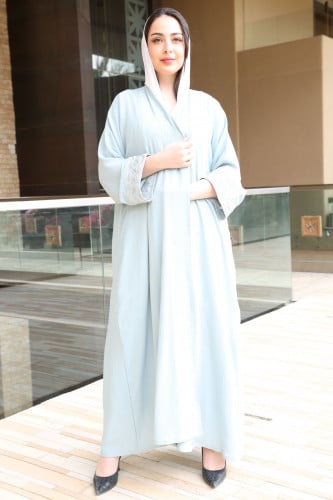 عباية كريب مطرزة لون سماوي