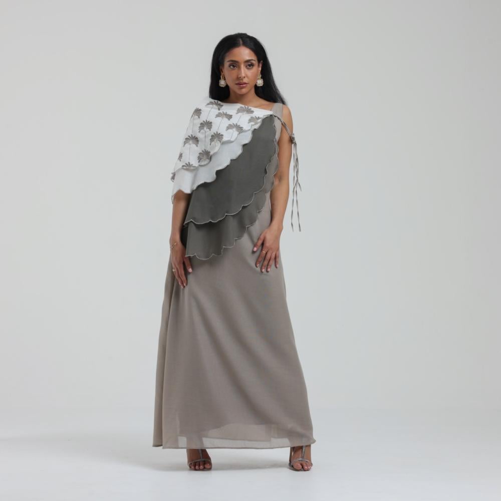 فستان طويل فخم شك وتطريز بالهوية السعودية - أثير بيوتك