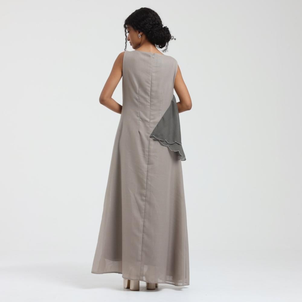 فستان طويل فخم شك وتطريز بالهوية السعودية - أثير بيوتك