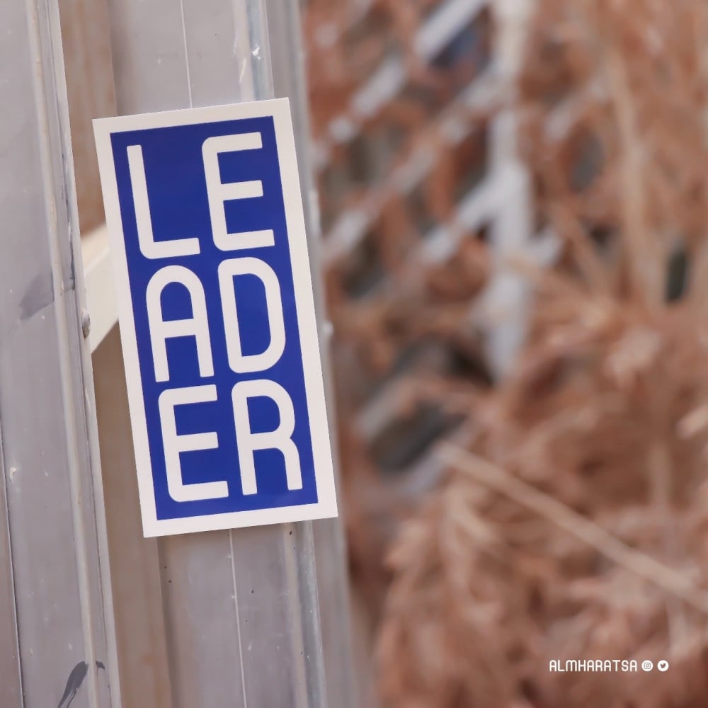 ملصق (Leader) باللون الأزرق
